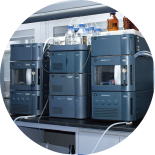 <br>
配备UPLC/LC-MS/GC/GC-MS<br>
支撑非标复杂样品检测<br>
精准验证自主研发耗材性能<br>
从快速打谱到应用测试<br>
全流程数据可追溯<br>
为技术优化提供可靠依据